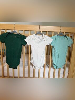 Kyte Baby 6-12M Short Sleeve Bodysuit Trio: Forest, Ecru, & Wasabi (EUC)